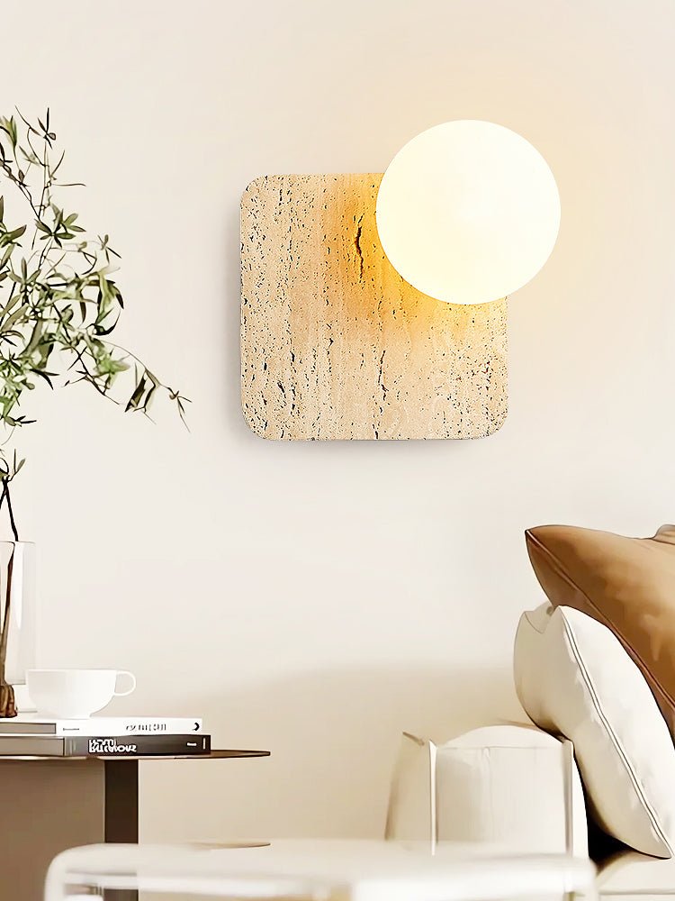 Pia wandlamp met bolvormige kap van walnoothout