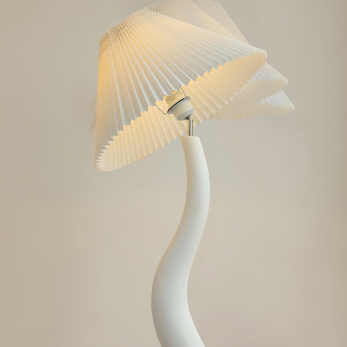 Bexyn vloerlamp van hars en stof