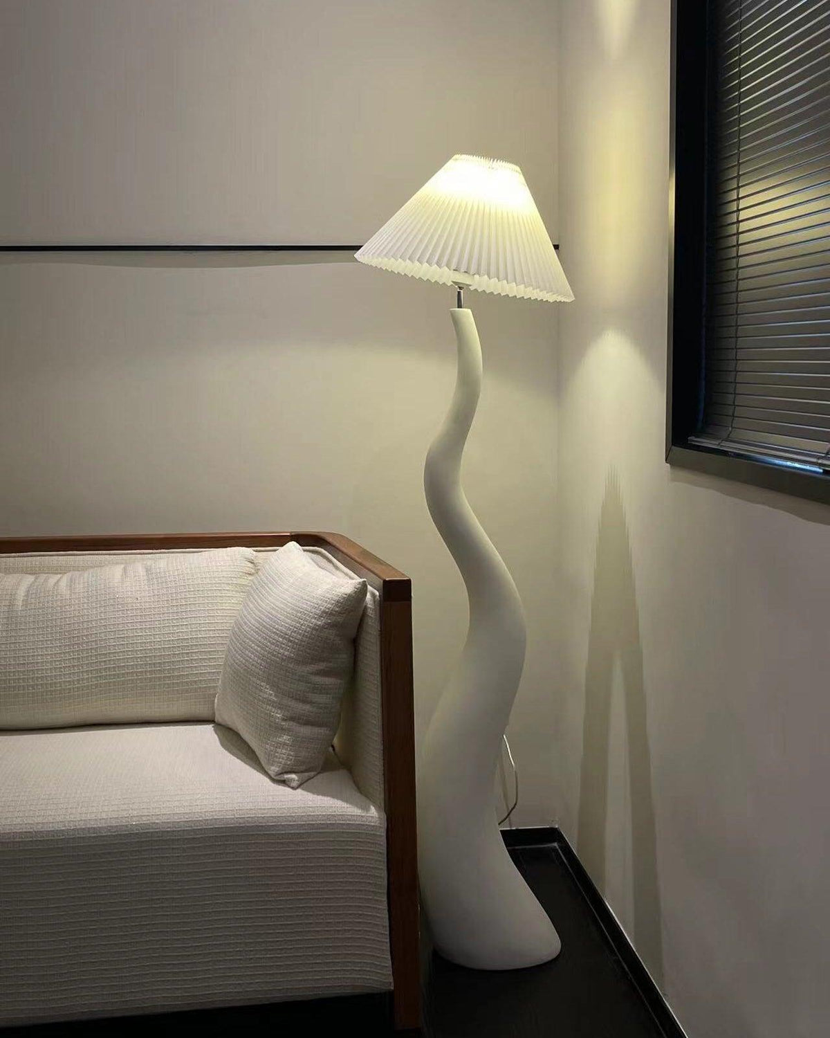 Bexyn vloerlamp van hars en stof