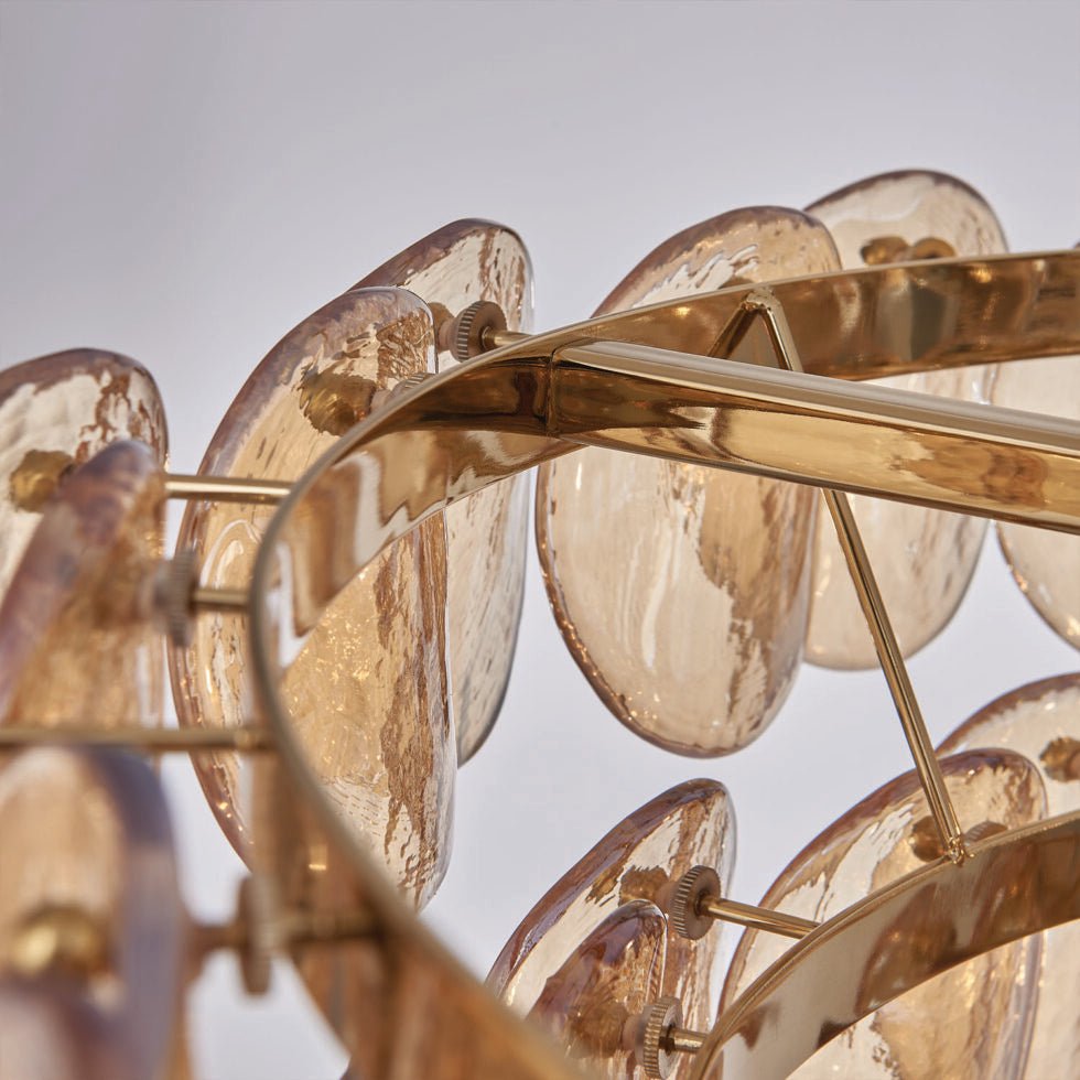 Lioroelle kroonluchter met amberkleurig glas, schijfvormig ontwerp en vispatroon in messing