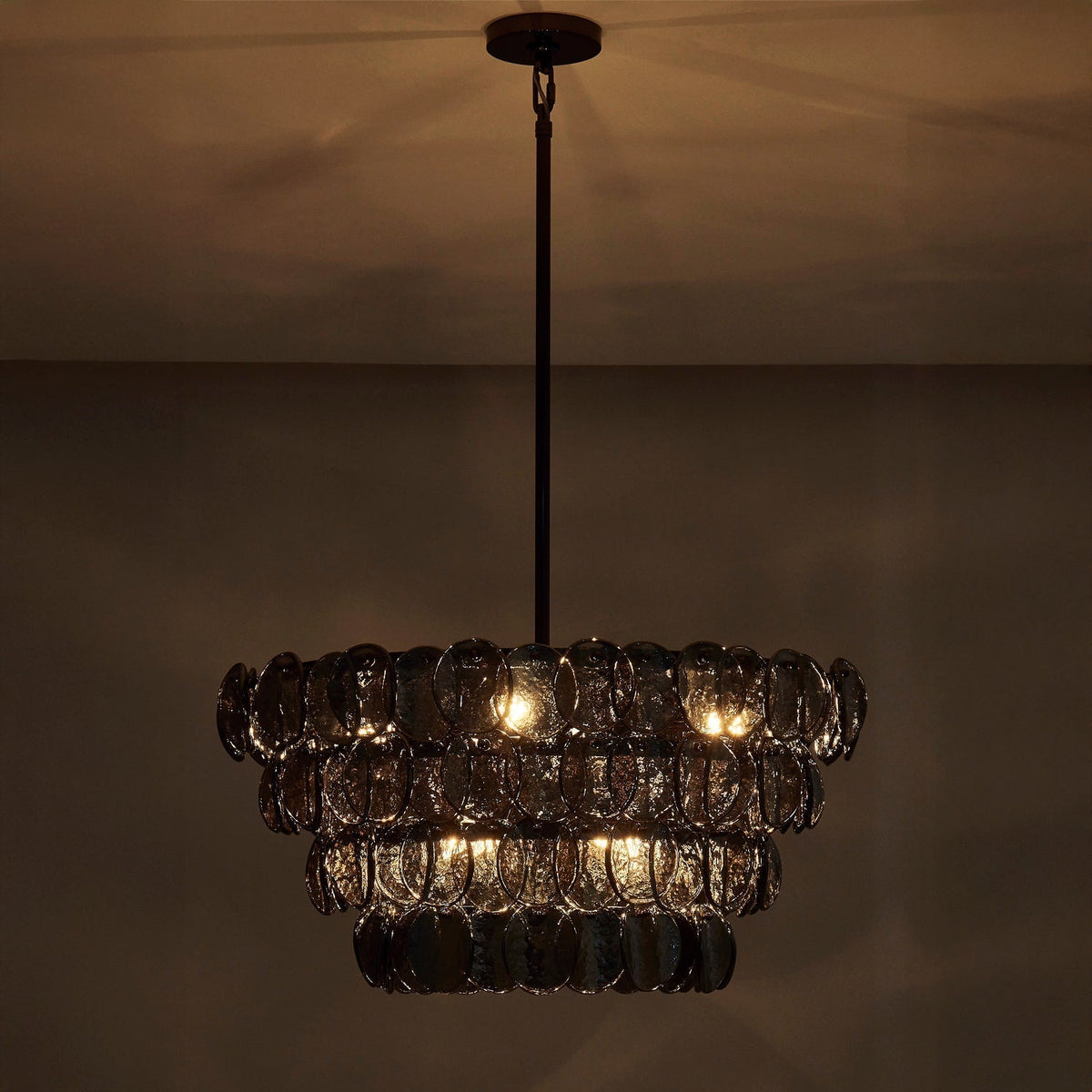 Lioroelle kroonluchter met amberkleurig glas, schijfvormig ontwerp en vispatroon in messing