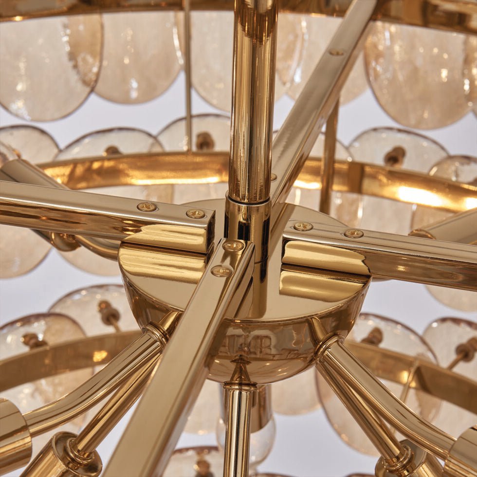 Lioroelle kroonluchter met amberkleurig glas, schijfvormig ontwerp en vispatroon in messing