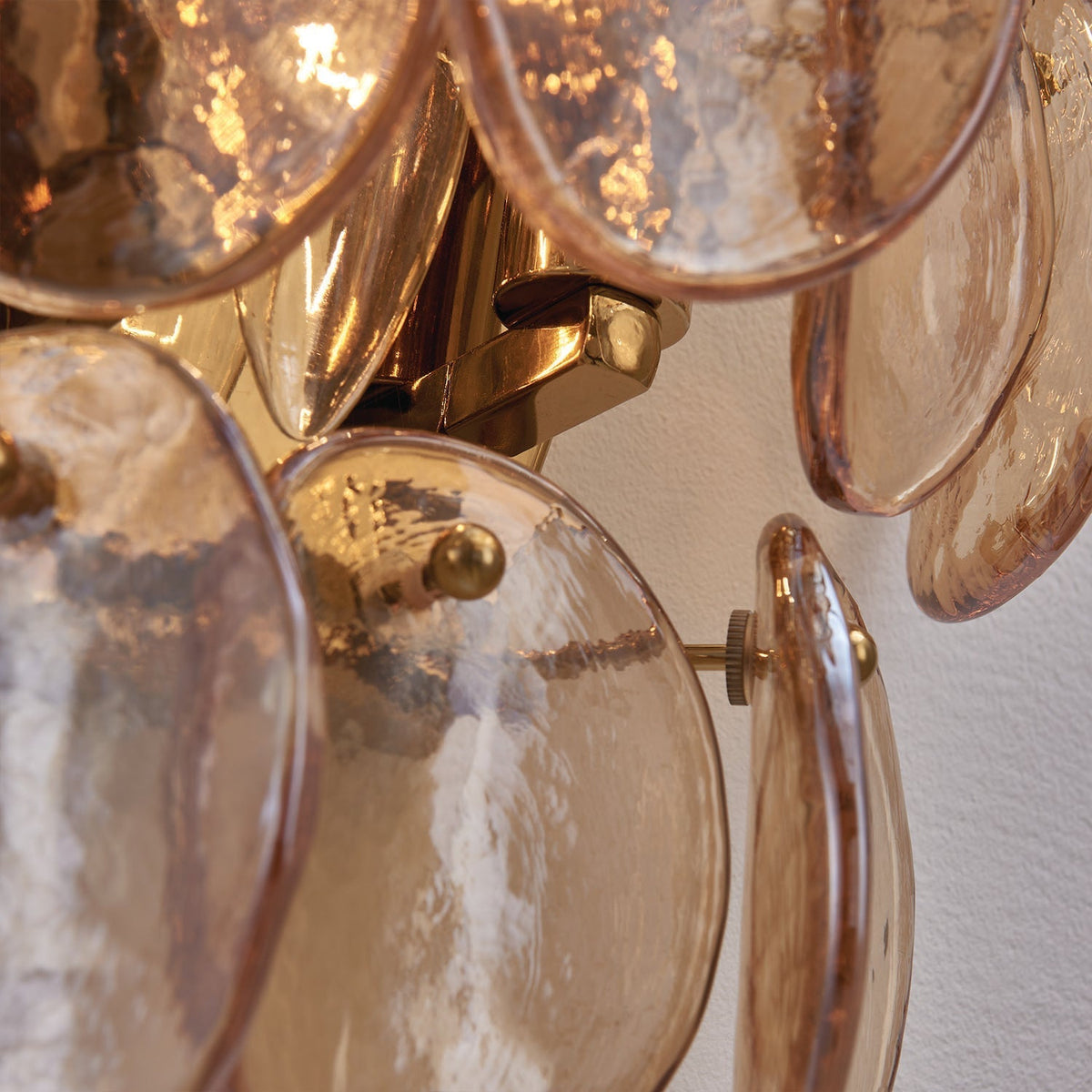 Velearia wandlamp Amber glas Schijf Visbult messing