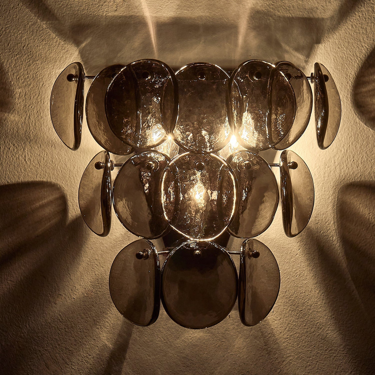 Velearia wandlamp Amber glas Schijf Visbult messing