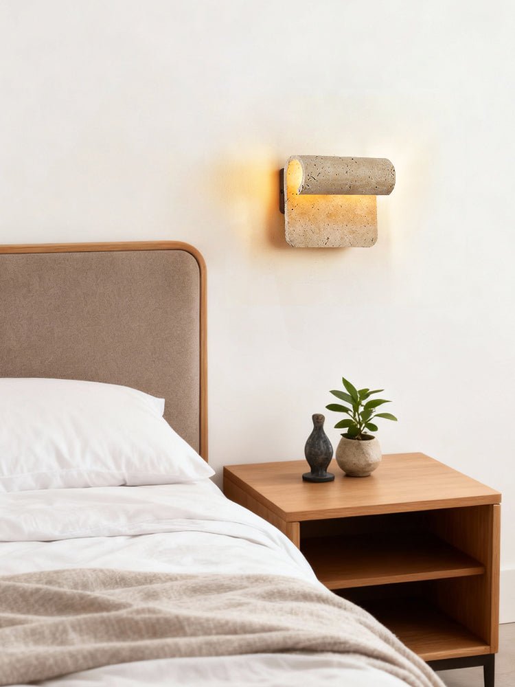 Vaelan wandlamp met gebogen travertinkap in walnootkleur