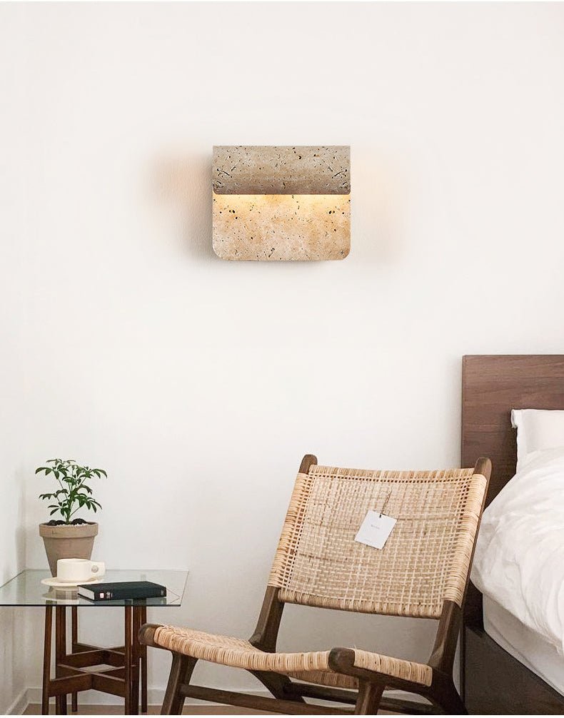 Vaelan wandlamp met gebogen travertinkap in walnootkleur