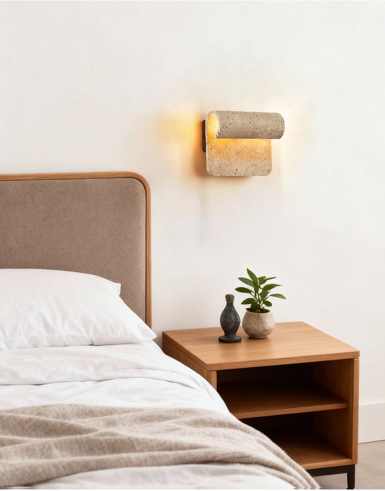 Vaelan wandlamp met gebogen travertinkap in walnootkleur