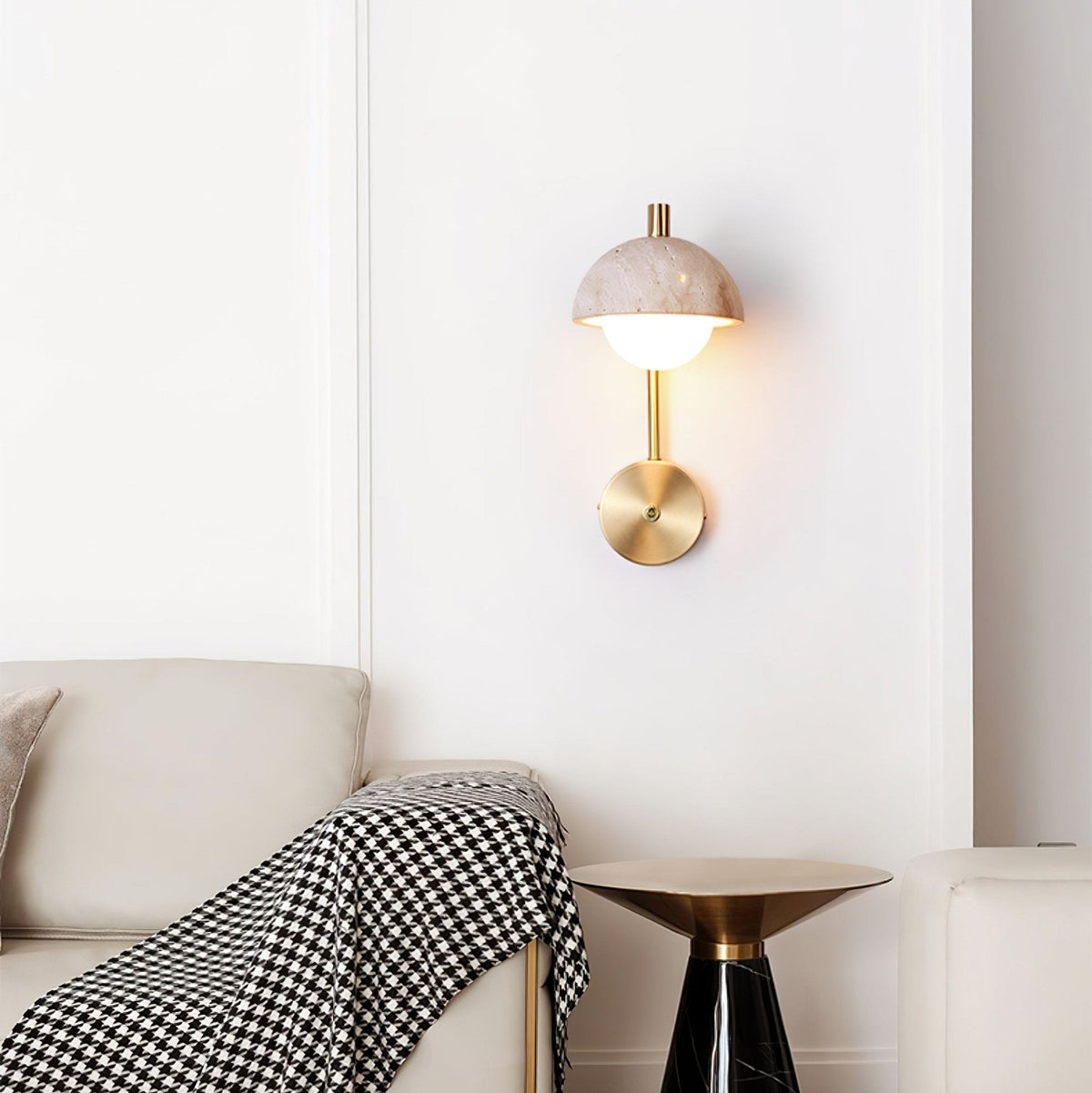 Seraaya wandlamp in geel travertin met goudkleurige afwerking