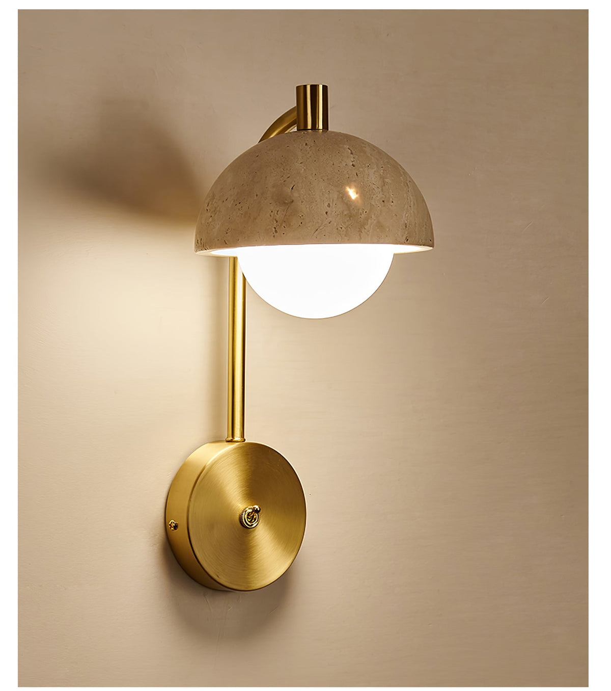 Seraaya wandlamp in geel travertin met goudkleurige afwerking