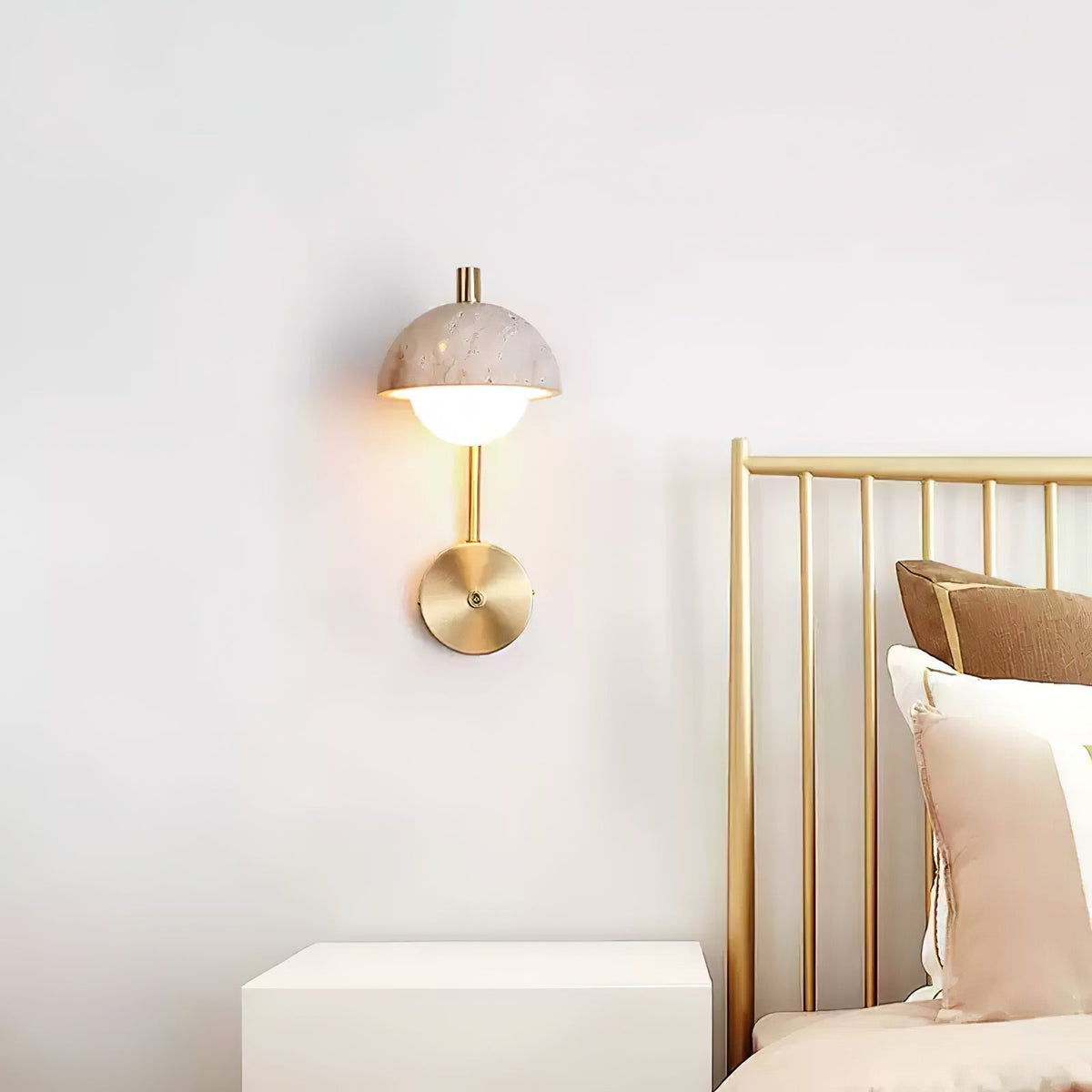 Seraaya wandlamp in geel travertin met goudkleurige afwerking