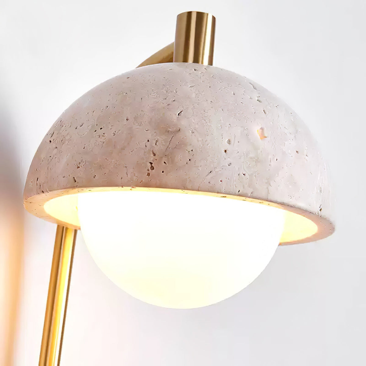 Seraaya wandlamp in geel travertin met goudkleurige afwerking