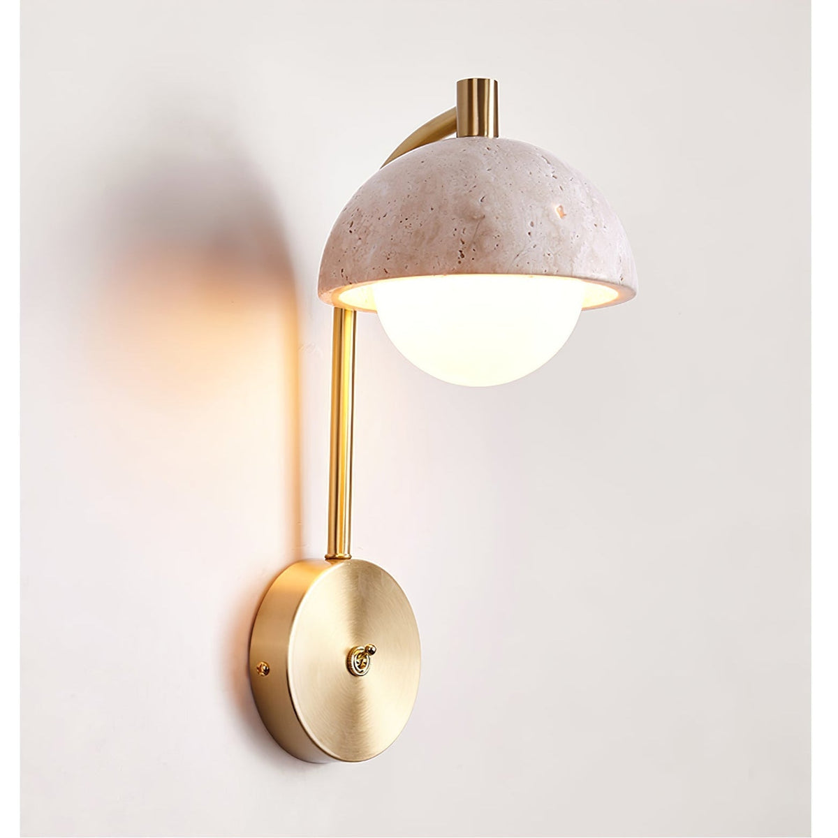 Seraaya wandlamp in geel travertin met goudkleurige afwerking