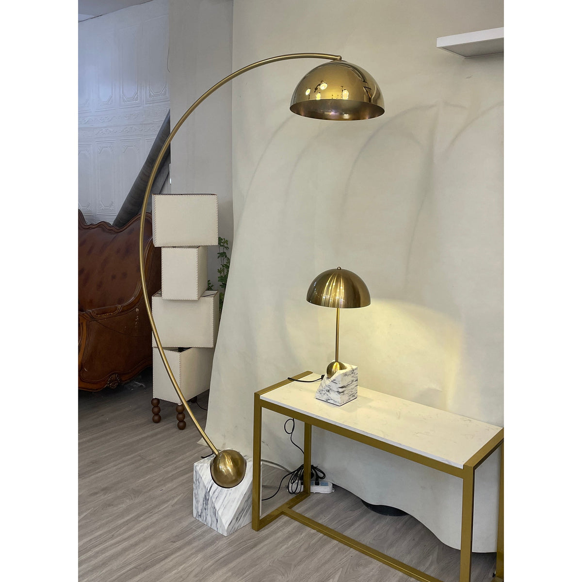 Venus vloerlamp met gebogen arm en halfronde kap