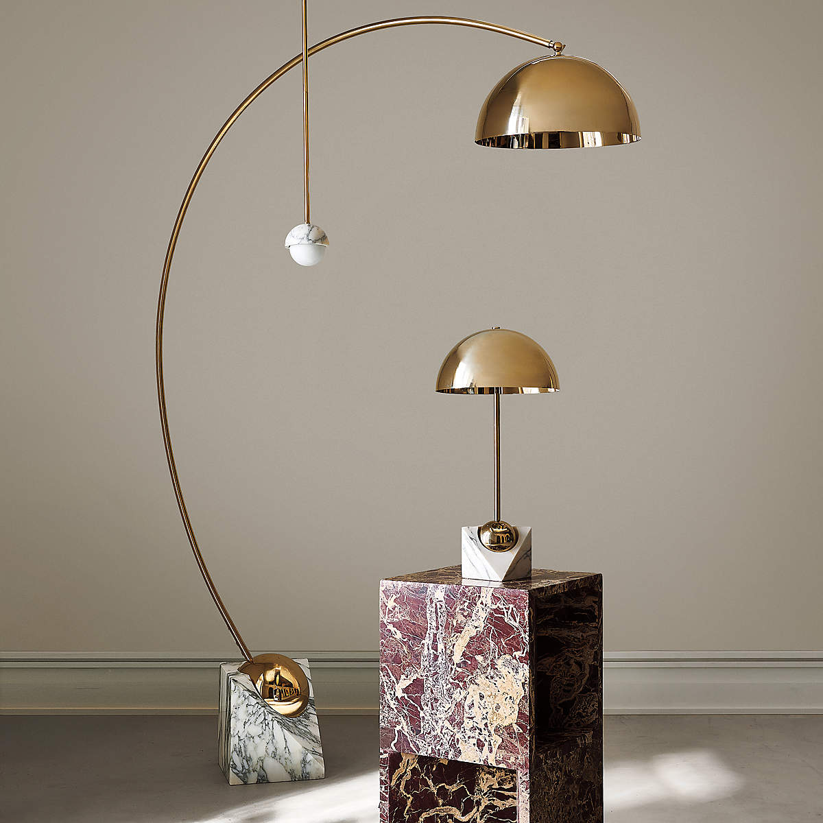 Venus vloerlamp met gebogen arm en halfronde kap