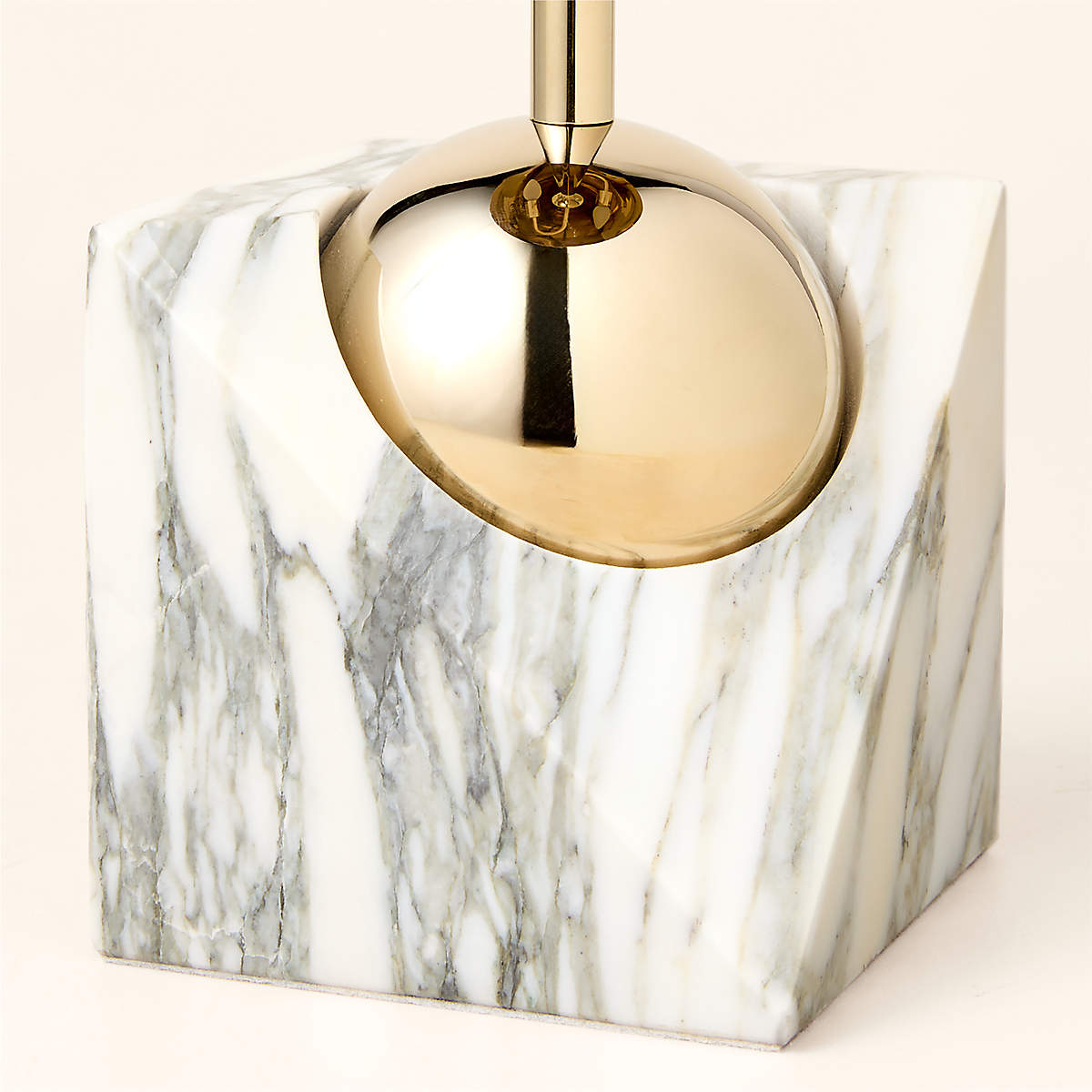 Venus vloerlamp met gebogen arm en halfronde kap