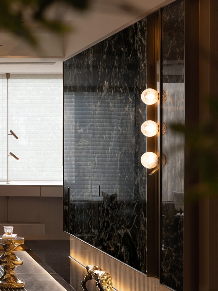 Teriivelle verticale wandlamp met goudkleurige afwerking en heldere kap