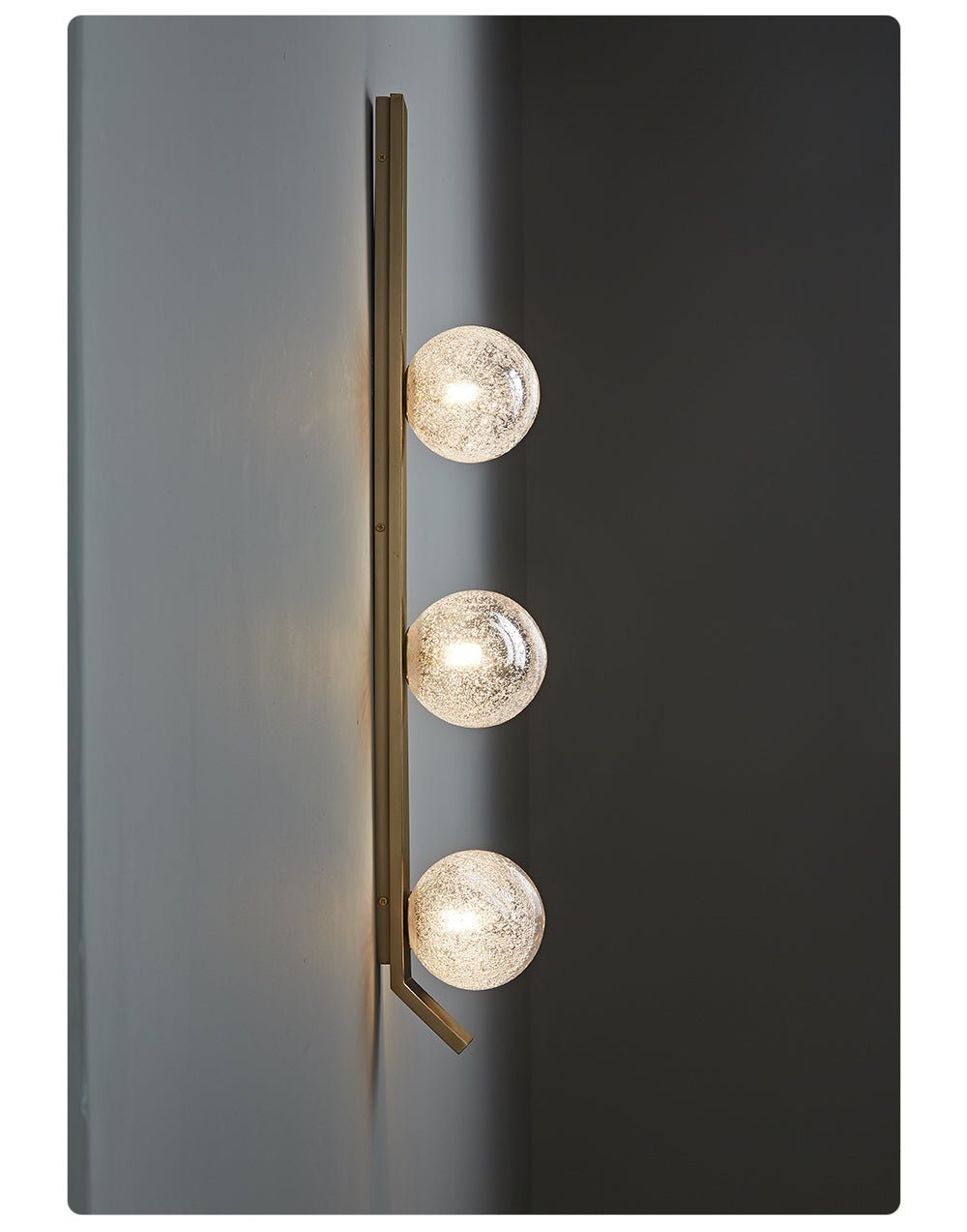 Teriivelle verticale wandlamp met goudkleurige afwerking en heldere kap