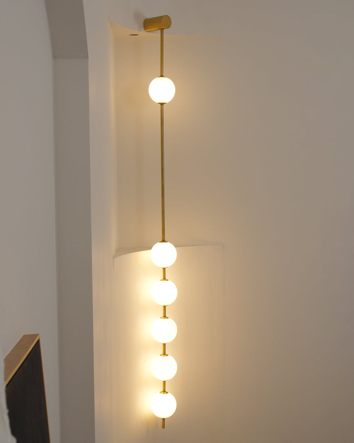 Soloiella wandlamp met verticale bollen van messing