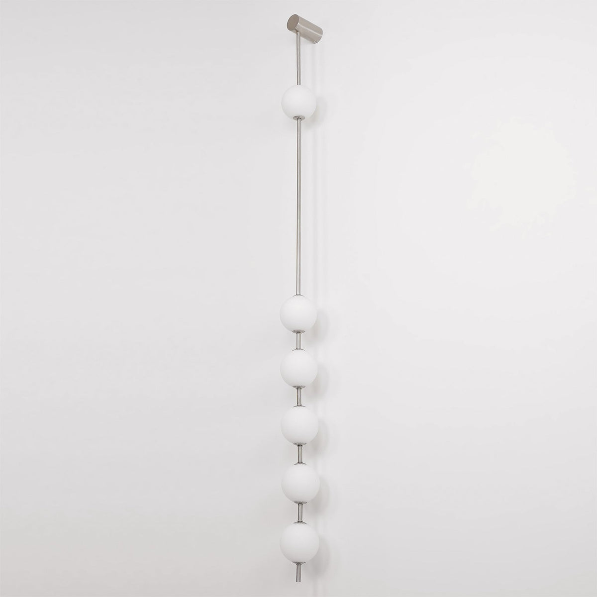 Soloiella wandlamp met verticale bollen van messing