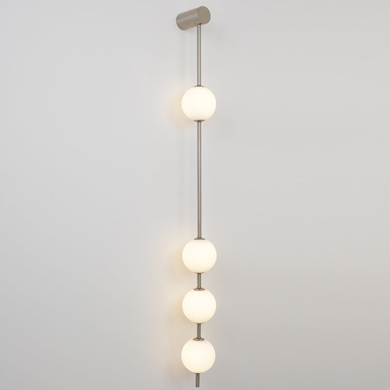 Soloiella wandlamp met verticale bollen van messing