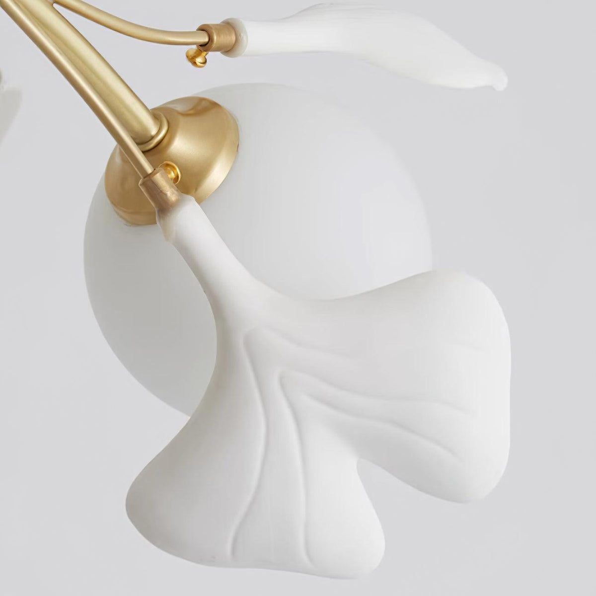 Ginkgo kroonluchter met matglas bolvormige kap