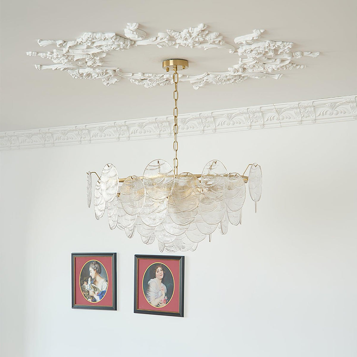 Victoriaanse kroonluchter met metalen frame en goudkleurige afwerking, glas