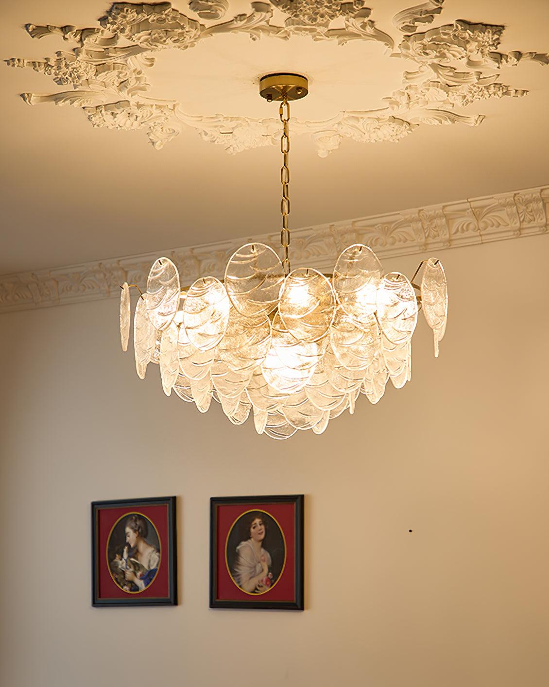 Victoriaanse kroonluchter met metalen frame en goudkleurige afwerking, glas
