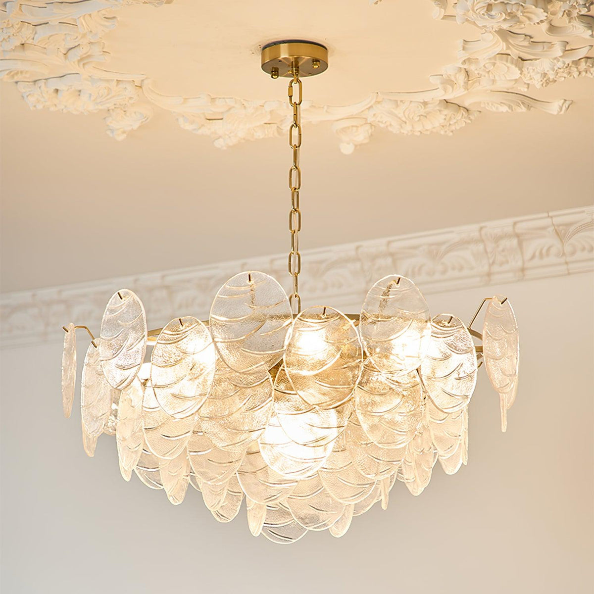 Victoriaanse kroonluchter met metalen frame en goudkleurige afwerking, glas