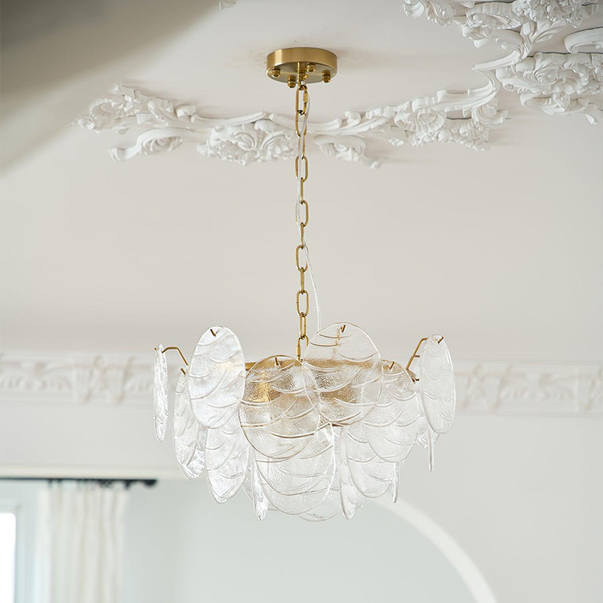 Victoriaanse kroonluchter met metalen frame en goudkleurige afwerking, glas