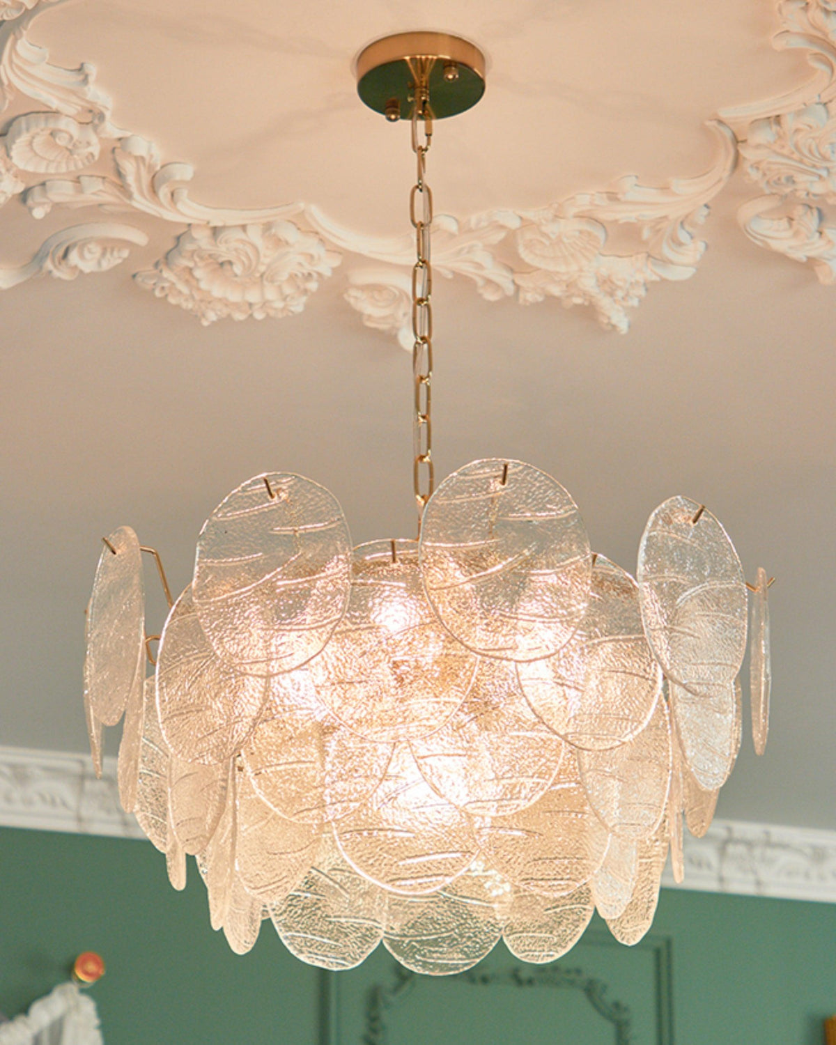 Victoriaanse kroonluchter met metalen frame en goudkleurige afwerking, glas