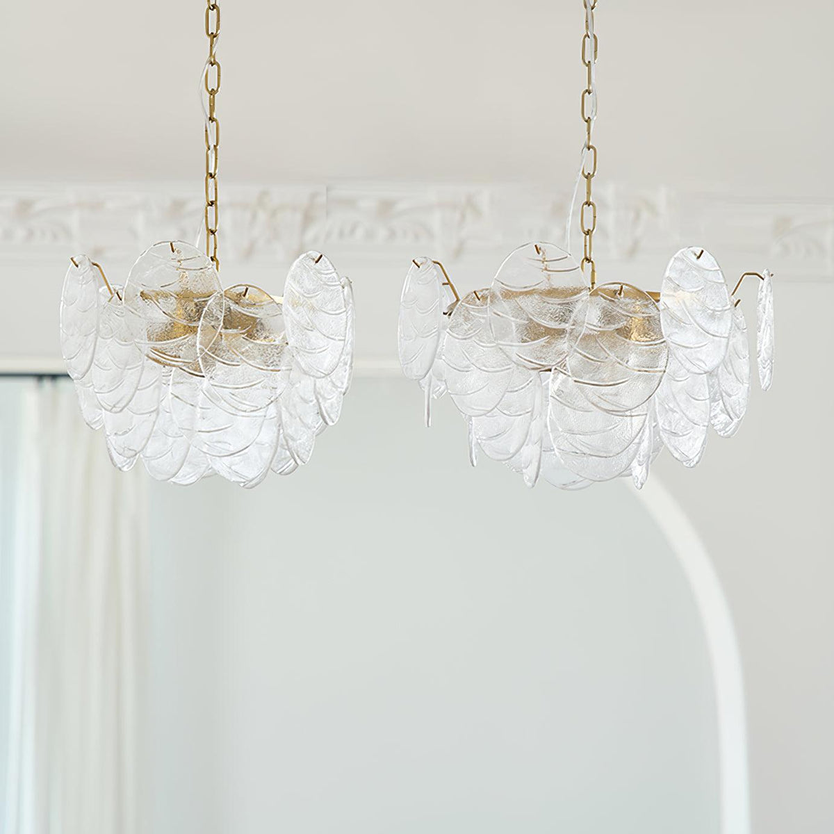Victoriaanse kroonluchter met metalen frame en goudkleurige afwerking, glas