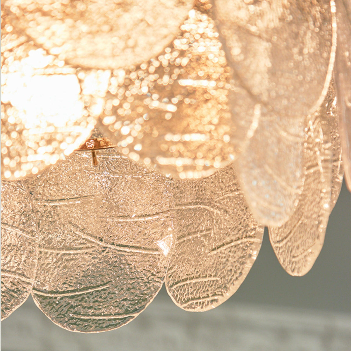 Victoriaanse kroonluchter met metalen frame en goudkleurige afwerking, glas