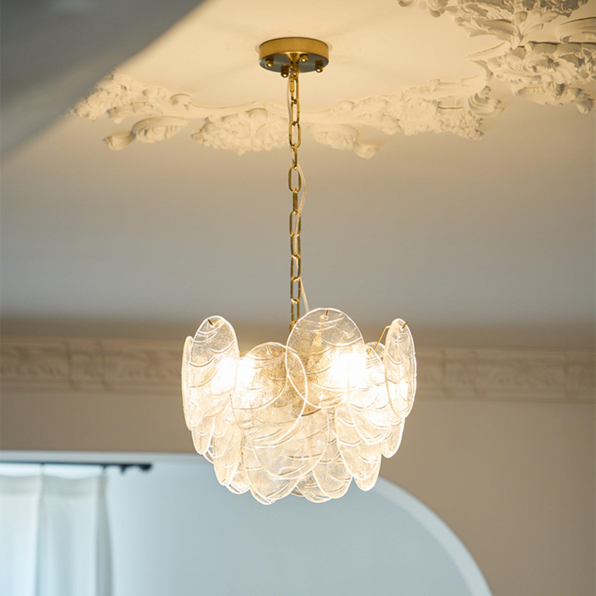 Victoriaanse kroonluchter met metalen frame en goudkleurige afwerking, glas