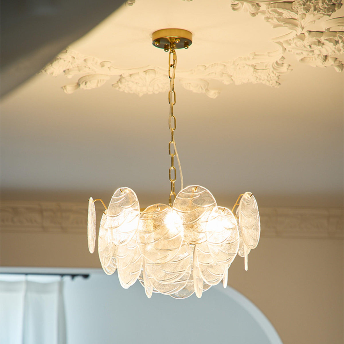 Victoriaanse kroonluchter met metalen frame en goudkleurige afwerking, glas