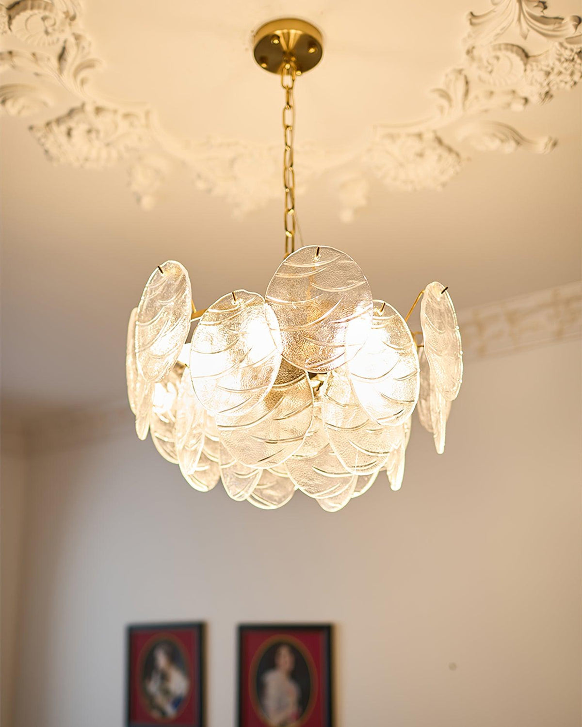 Victoriaanse kroonluchter met metalen frame en goudkleurige afwerking, glas