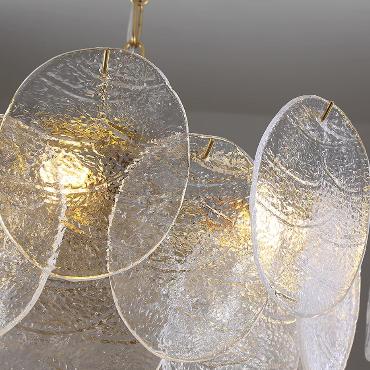 Victoriaanse kroonluchter met metalen frame en goudkleurige afwerking, glas