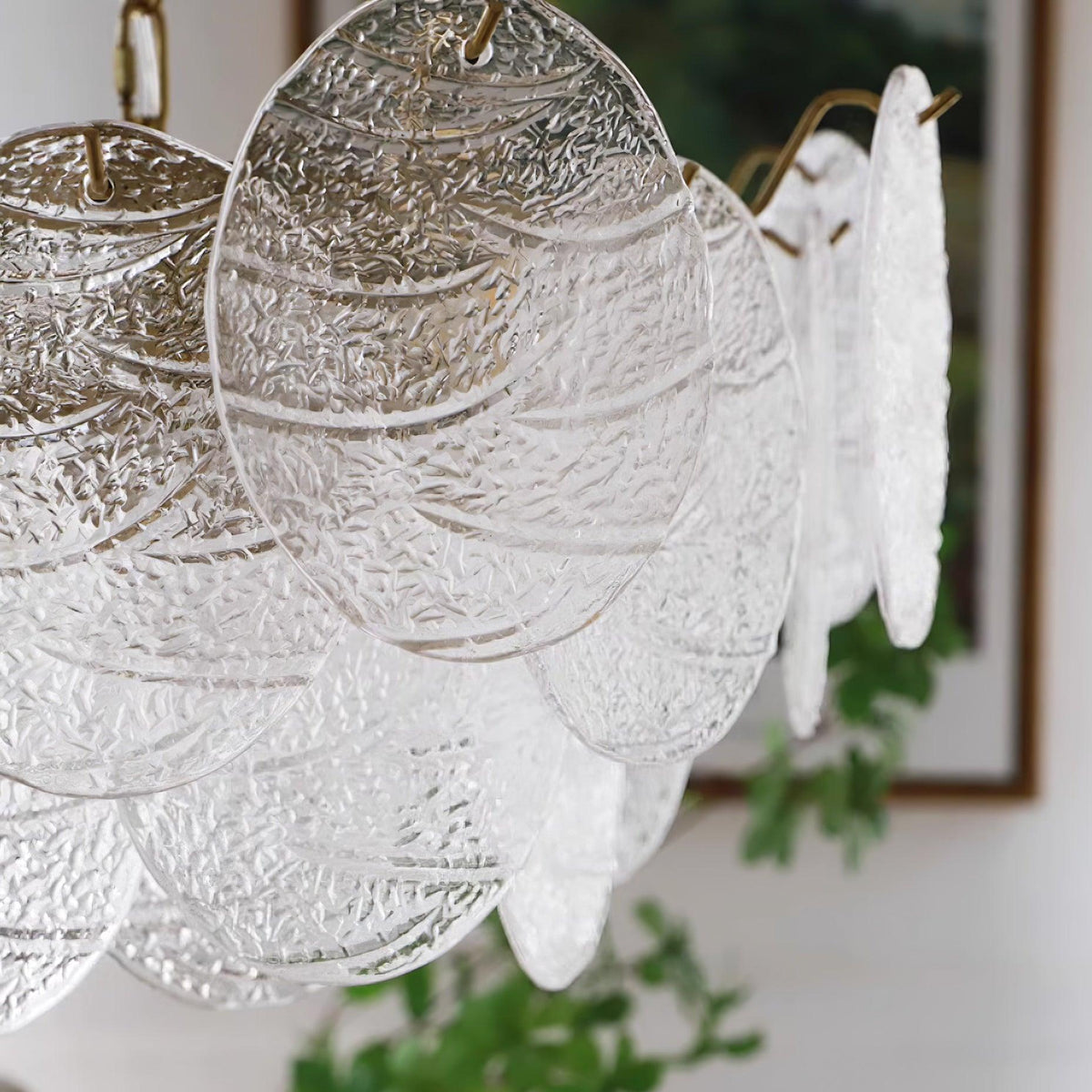 Victoriaanse kroonluchter met metalen frame en goudkleurige afwerking, glas