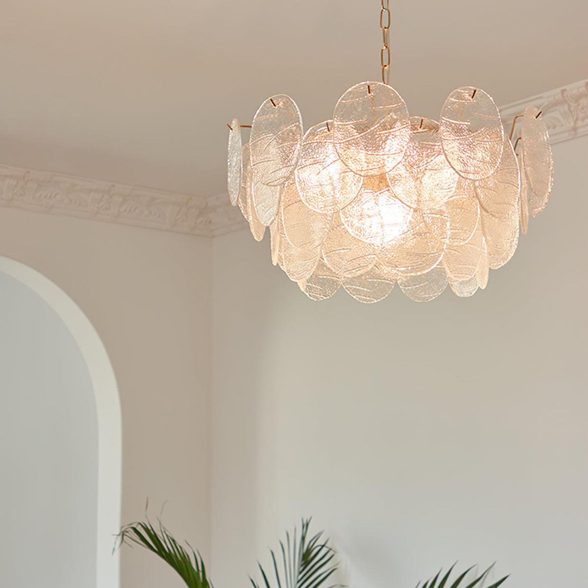 Victoriaanse kroonluchter met metalen frame en goudkleurige afwerking, glas