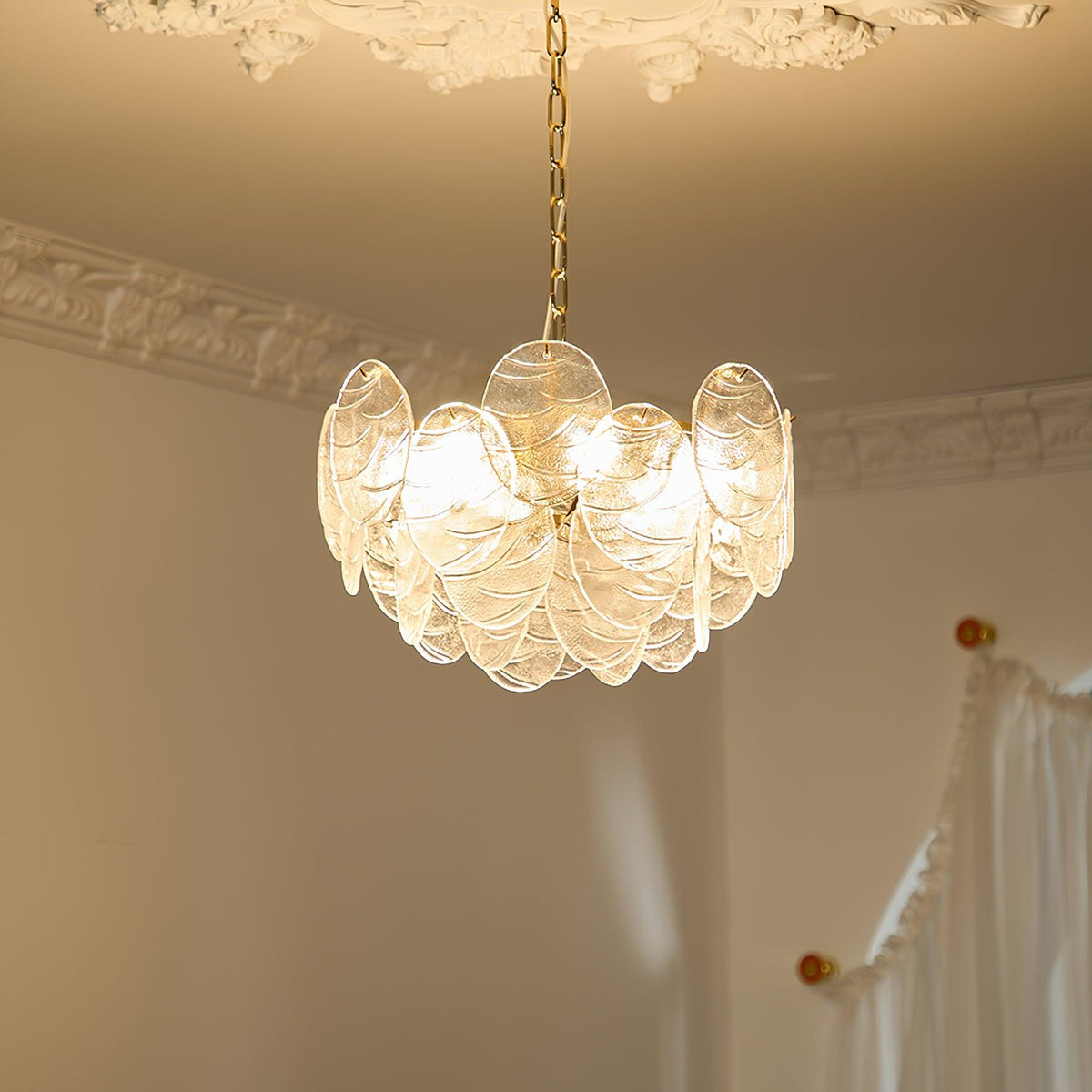 Victoriaanse kroonluchter met metalen frame en goudkleurige afwerking, glas
