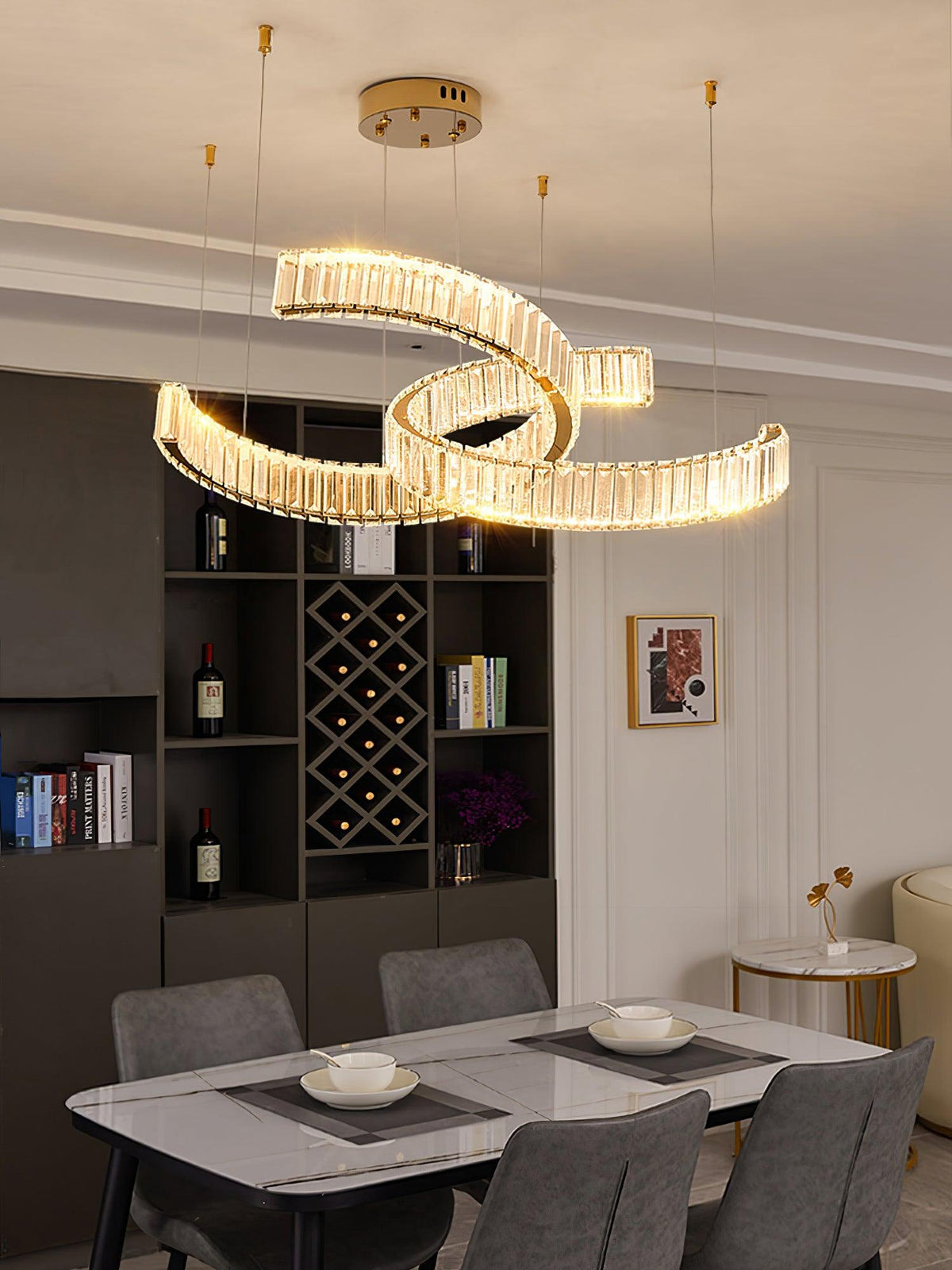Calo kroonluchter met draaiend kristal en goudkleurig frame