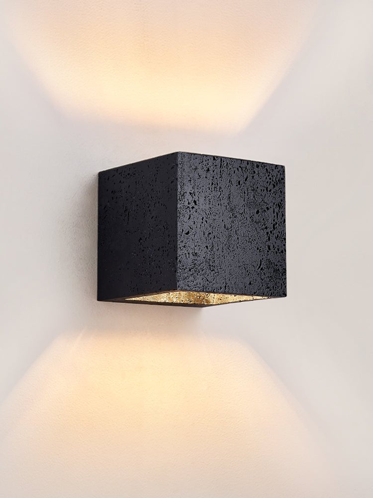 Valeise Kubus Zwart travertin wandlamp