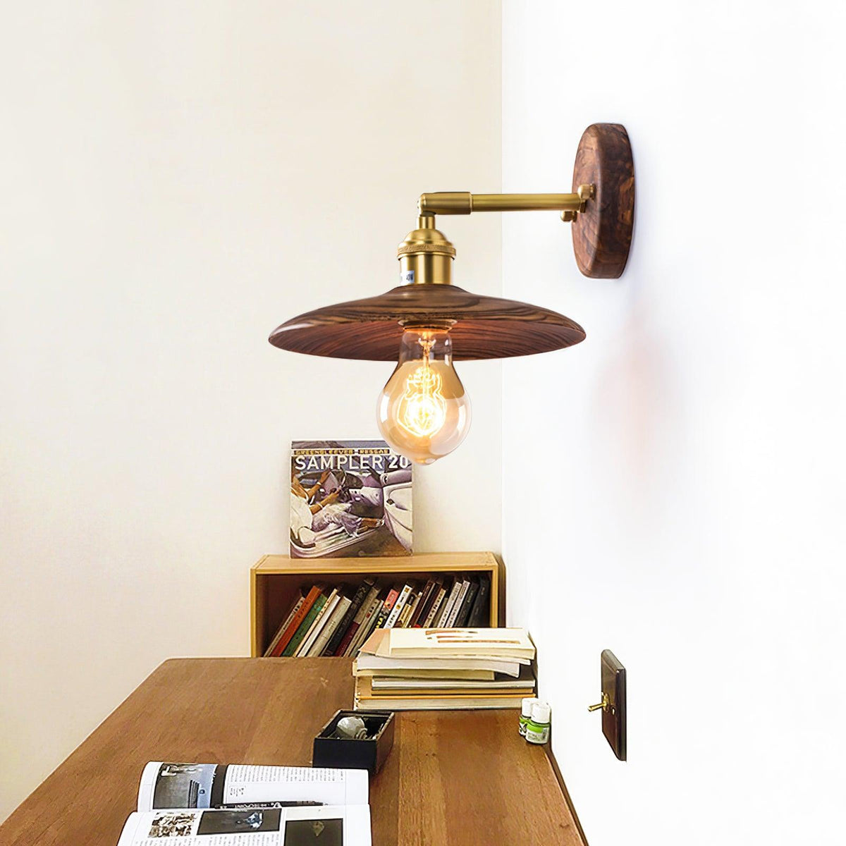 Auroelia wandlamp van messing met walnoothout