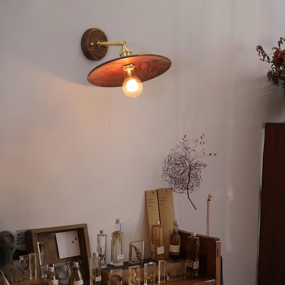 Auroelia wandlamp van messing met walnoothout
