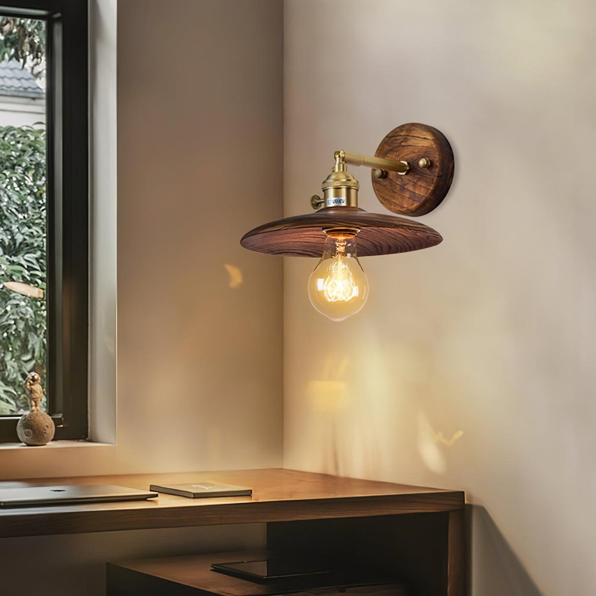 Auroelia wandlamp van messing met walnoothout