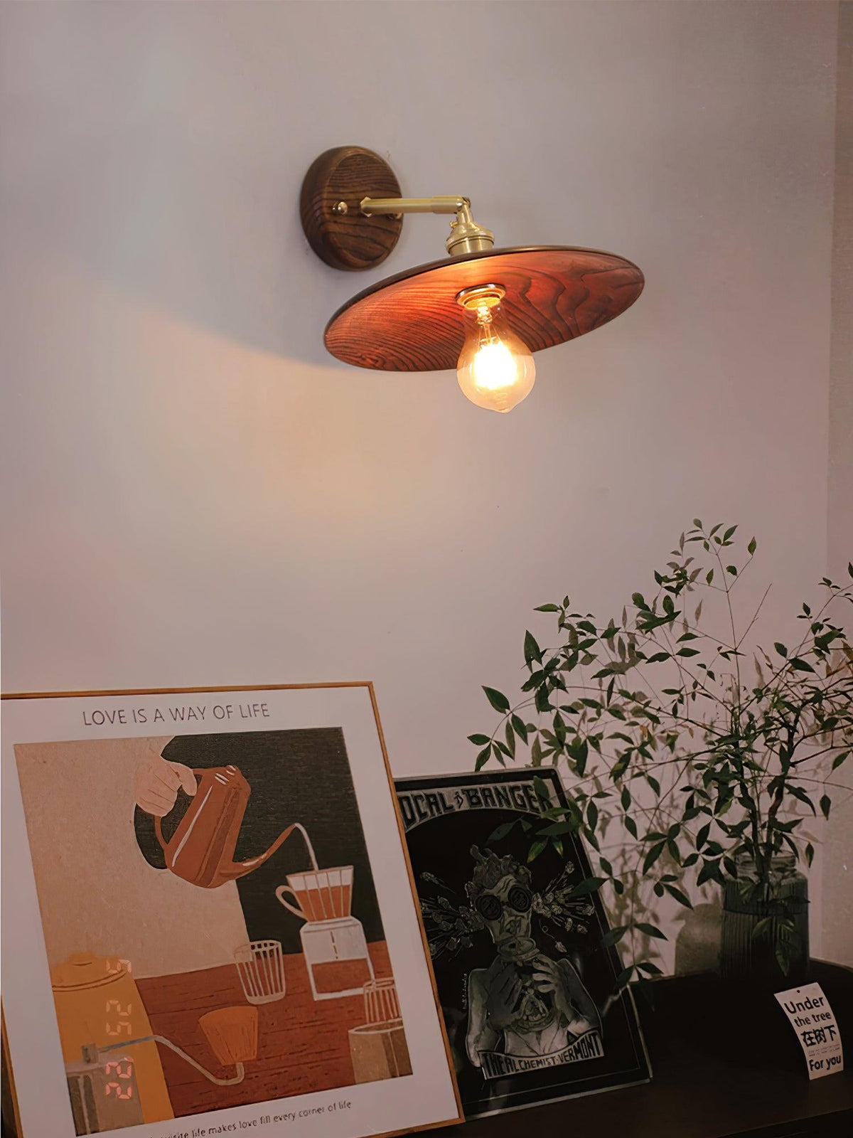 Auroelia wandlamp van messing met walnoothout