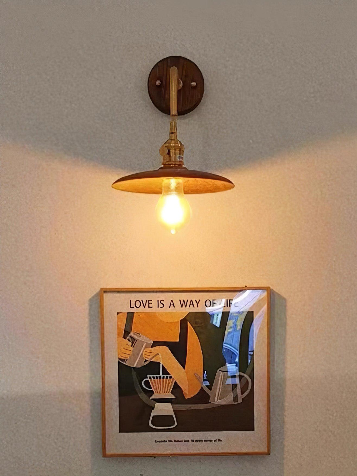Auroelia wandlamp van messing met walnoothout