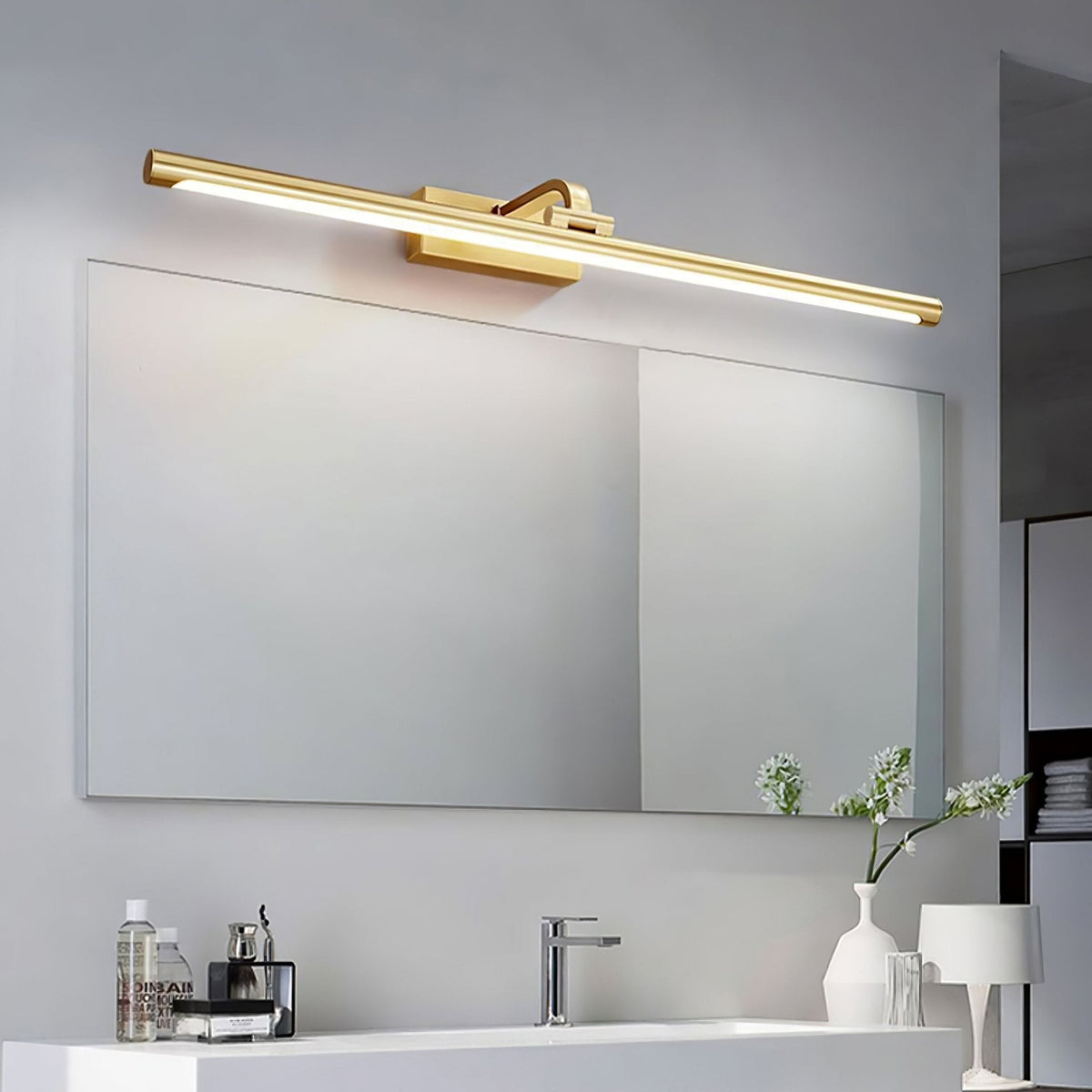 Tevelo wandlamp van messing in minimalistisch ontwerp