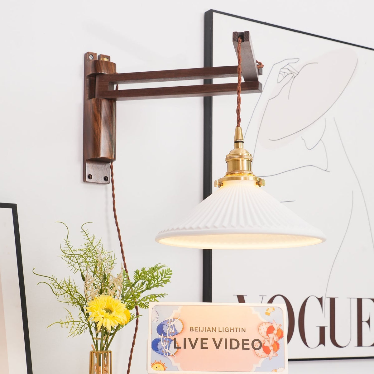 Evin Noordse kunst Swing Arm wandlamp van walnoothout en keramiek