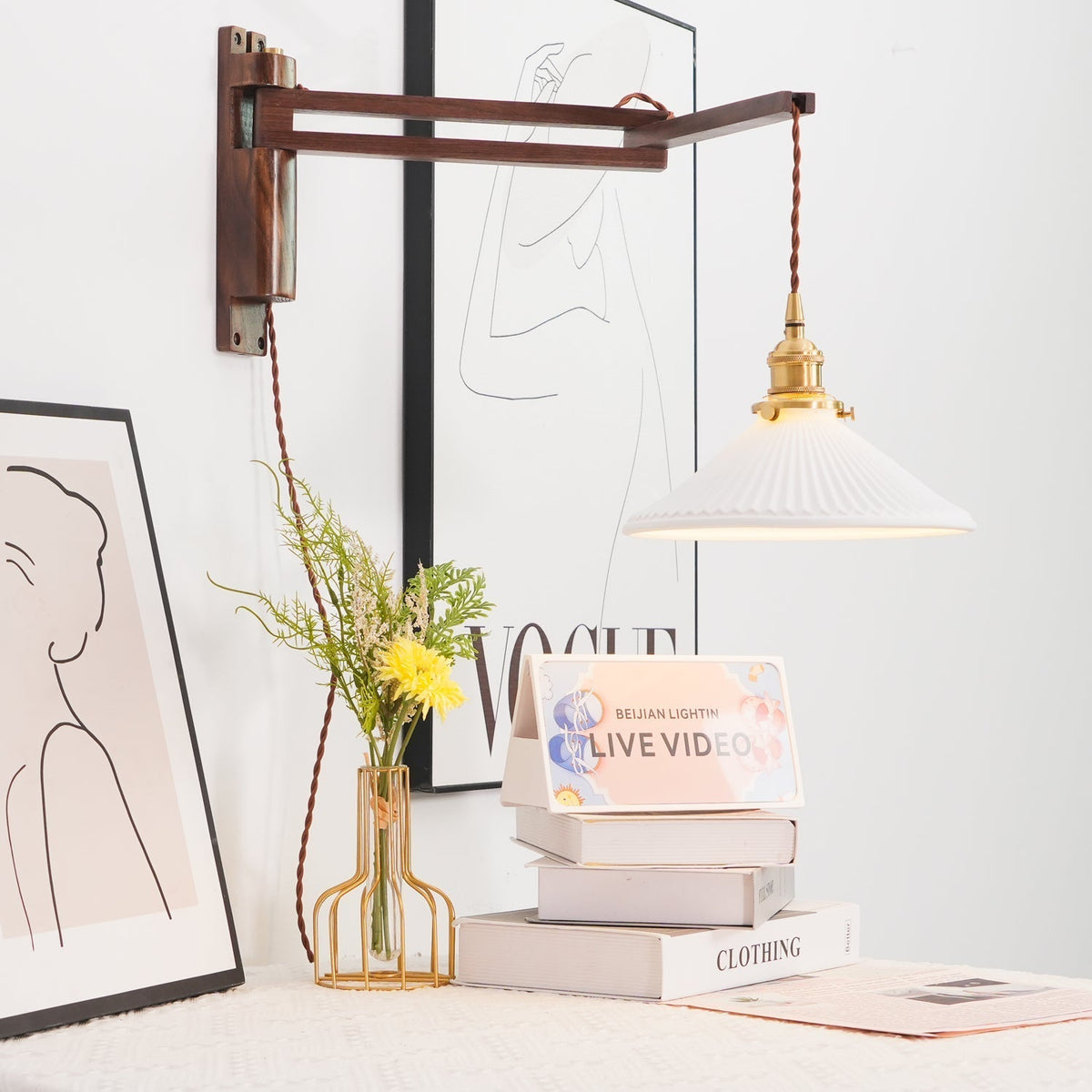 Evin Noordse kunst Swing Arm wandlamp van walnoothout en keramiek