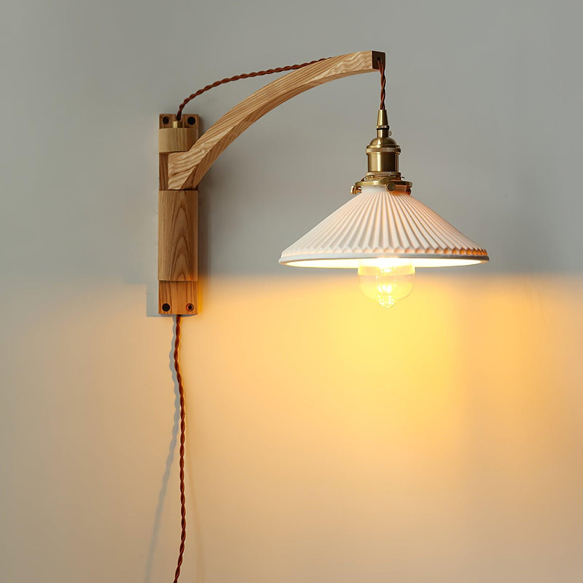 Evin Noordse kunst Swing Arm wandlamp van walnoothout en keramiek